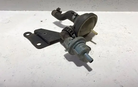 Volkswagen Golf III Valve vacuum 0280142155 035133517