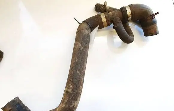 Engine coolant pipe/hose