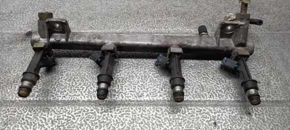 Chevrolet Tacuma Fuel injector supply line/pipe 
