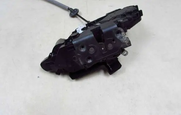 Volvo XC60 Front door lock 51637