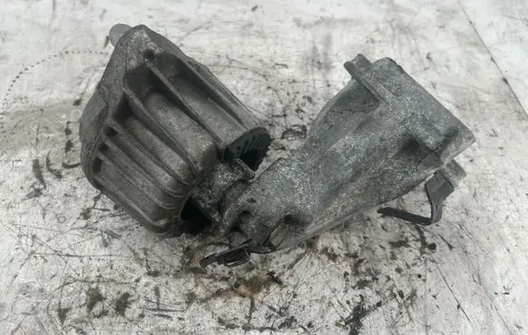 Mercedes-Benz CLS C218 X218 Engine mount bracket A2042405017