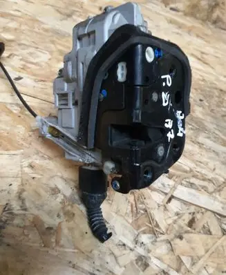 Audi A4 S4 B7 8E 8H Front door lock 8E1837016AA