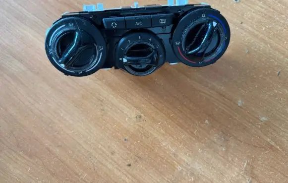 Peugeot 208 Climate control unit