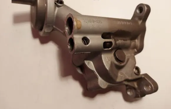 Audi A6 S6 C6 4F Oil pump 05915105