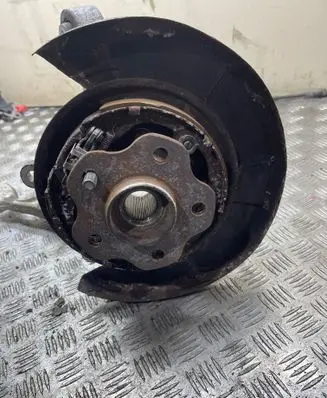 Infiniti M30 Rear wheel hub 