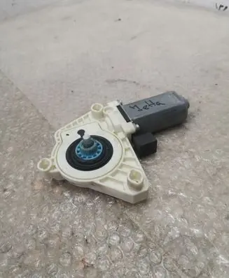 Volkswagen Jetta USA Front door window regulator motor 5Q4959801B