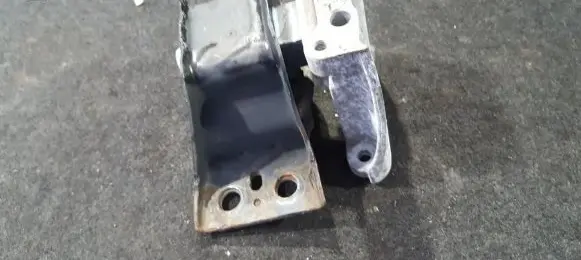 Engine mount bracket