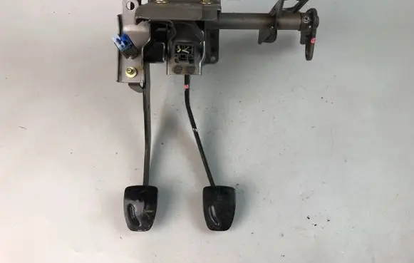 Subaru Legacy Pedal assembly 