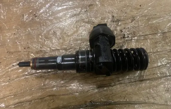 Volkswagen PASSAT B6 Fuel injector 038130073AG