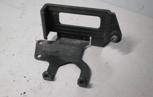 Mercedes-Benz ML W163 Power steering pump mounting bracket 