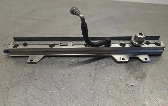Volvo XC70 Fuel main line pipe 9202710