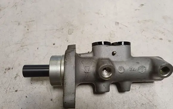 Volkswagen Touareg I Master brake cylinder