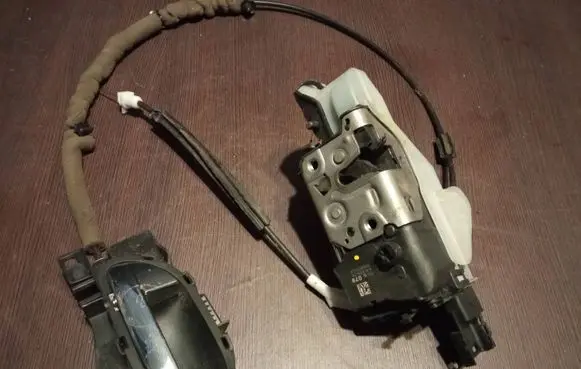 Peugeot RCZ Front door lock 184079 1190M0393J1 A03476