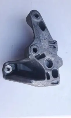 Volkswagen PASSAT B6 Engine mount bracket