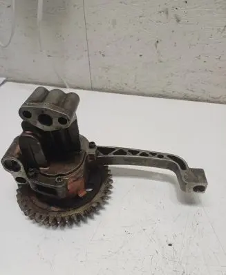 Volkswagen Touareg I Oil pump 070115105A