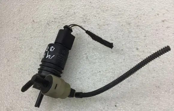 Mercedes-Benz B W245 Windscreen/windshield washer pump 2048660221 30913871
