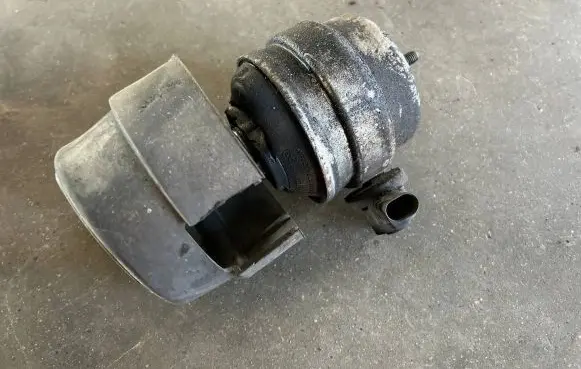 Audi A4 S4 B6 8E 8H Engine mount bracket 8E0199379A