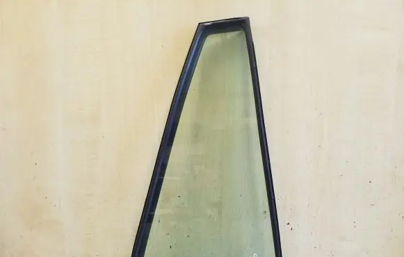 Toyota RAV 4 (XA20) Rear vent window glass 