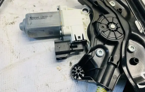 Land Rover Discovery Sport Front door window regulator motor 29076420260421 C39789101