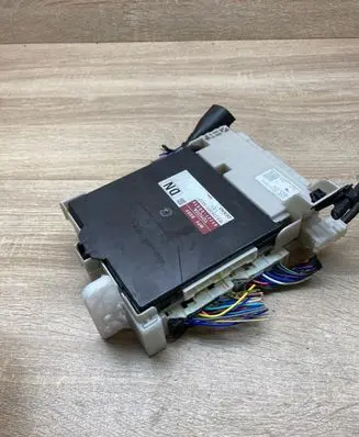 Toyota Yaris Fuse module 892210D870 MB2381008010