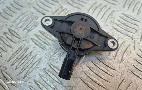 Volkswagen PASSAT B8 Camshaft position sensor 04E906423C