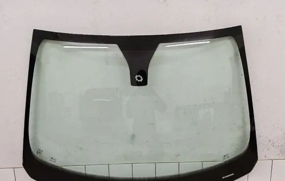 Volvo V50 Front windscreen/windshield window 