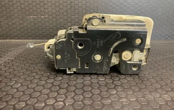 Volkswagen PASSAT B5 Rear door lock 3B0837868