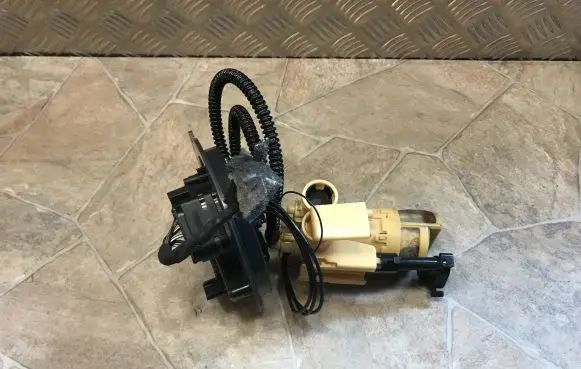 Mercedes-Benz C W205 Fuel injection high pressure pump A2054701694