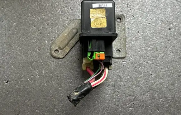 Nissan Patrol Y60 Glow plug pre-heat relay 2523022J01
