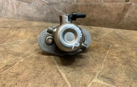 BMW 5 G30 G31 G38 Mechanical fuel pump 7642466
