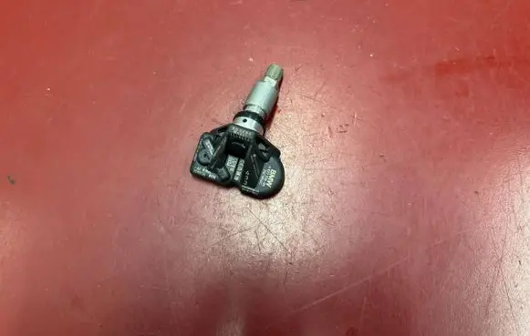 BMW X3 G45 Tire pressure sensor 6877936