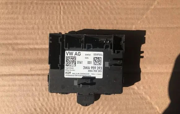 Volkswagen Tiguan Door control unit/module 3WA959393 EM1610