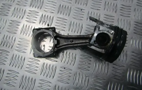 Opel Astra G Piston with connecting rod