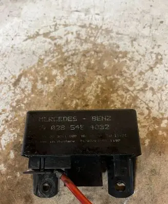 Mercedes-Benz S W220 Glow plug pre-heat relay 0285454032 899081000