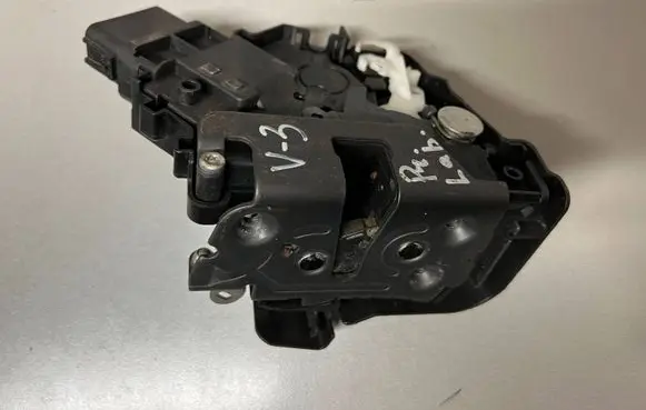 Volvo V50 Front door lock 30799302 2260A A048069