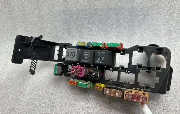 Volkswagen PASSAT B5.5 Relay mounting block 8D1937545