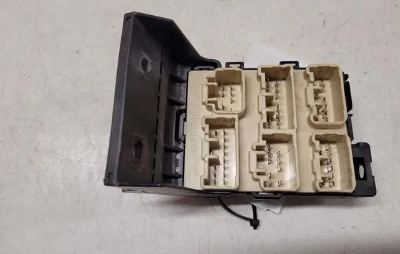 Toyota Corolla Verso AR10 Fuse module 8273405030