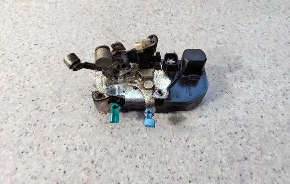 Chrysler Grand Voyager IV Front door lock