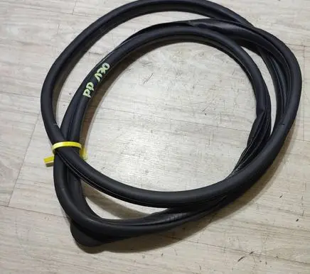 Suzuki Vitara (LY) Front door rubber seal 