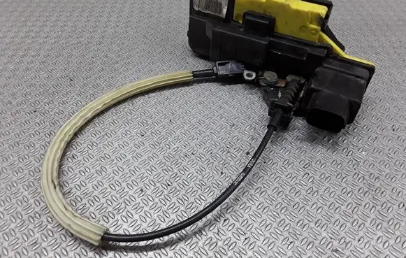 Volvo V70 Rear door lock 8650552