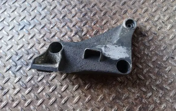 BMW 5 E39 Engine mounting bracket 6750441