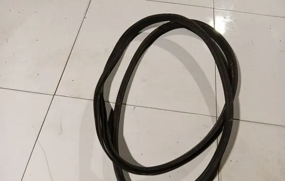 Opel Astra H Rubber seal front coupe door 