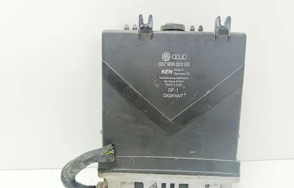 Audi 80 90 S2 B4 Engine control unit/module 037906022EE