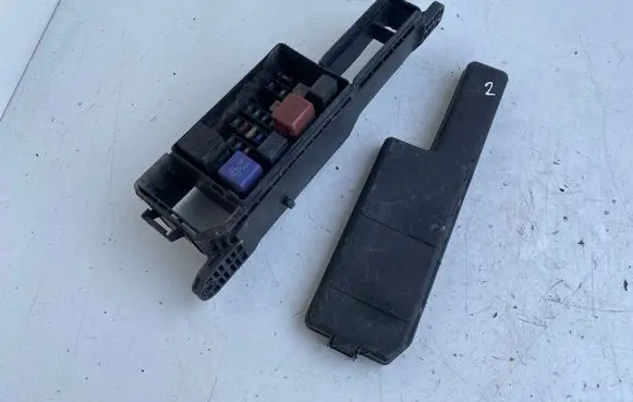 Toyota Avensis T220 Fuse module 8272005010