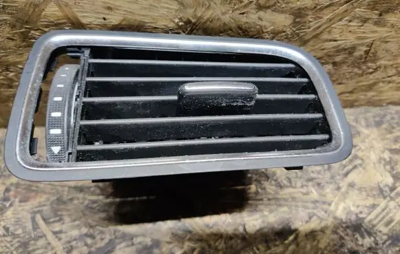Volkswagen Jetta VI Dashboard side air vent grill/cover trim 5C6819704