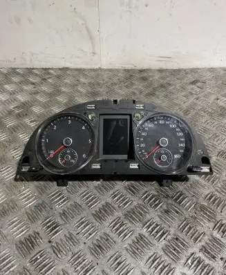 Volkswagen PASSAT B6 Speedometer (instrument cluster) 3C0920972J