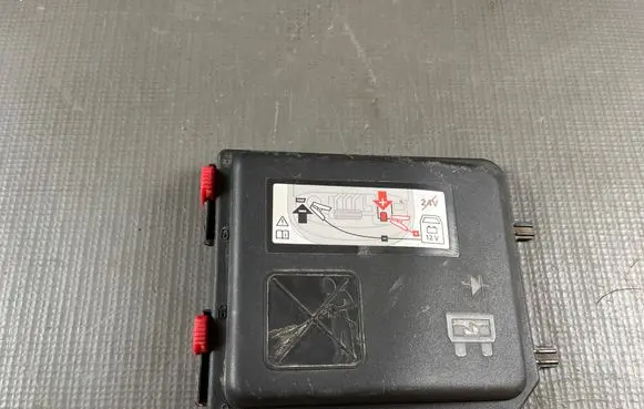 Peugeot 208 II Fuse box cover 9824510780 9826717980