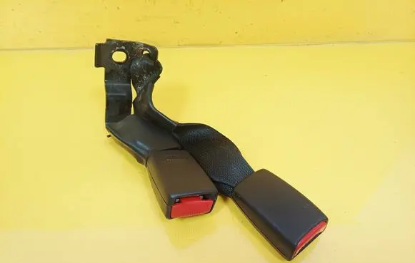 Toyota Avensis T250 Middle seatbelt buckle (rear) 