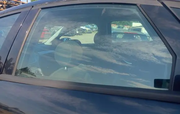 Ford Mondeo Mk III Sliding door window/glass 