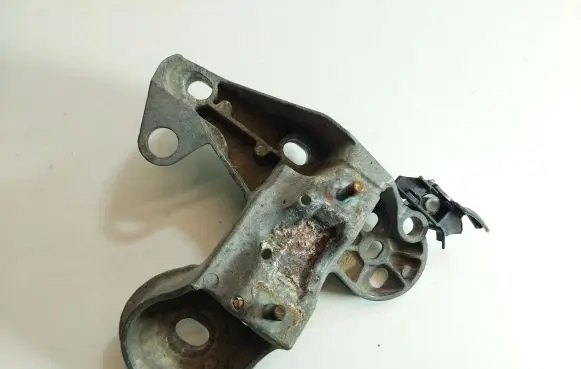 Audi A4 S4 B6 8E 8H Engine mounting bracket 8E0199352D
